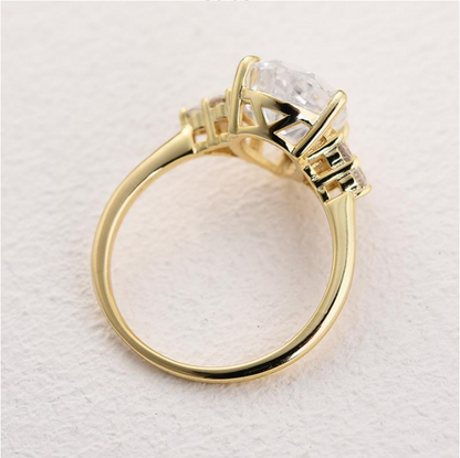Elara™ | Bague de fiançailles poire 3 pierres