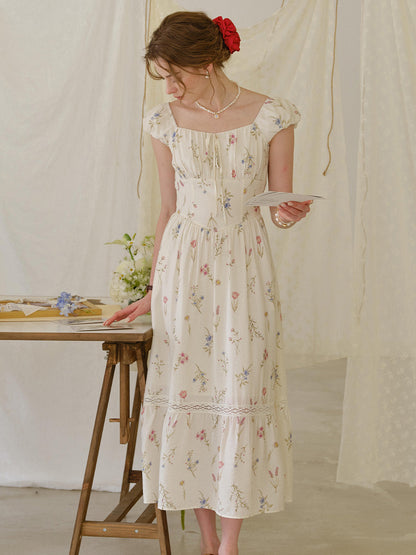 Victoria™ | Robe à col en cœur floral