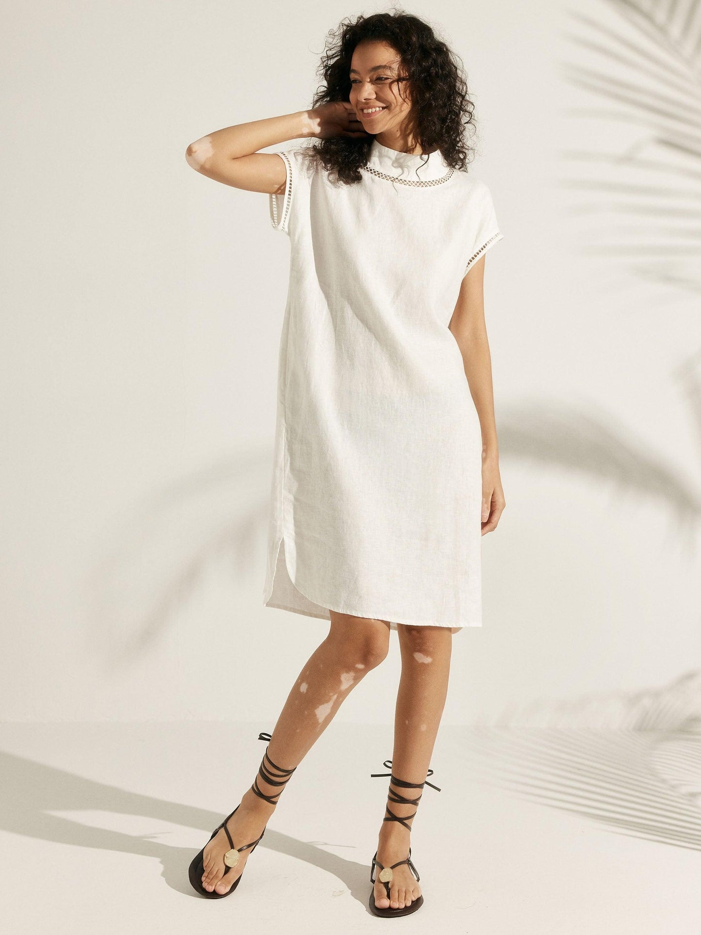 Apolline™ | Kurzes Leinenkleid mit durchbrochenem Stehkragen