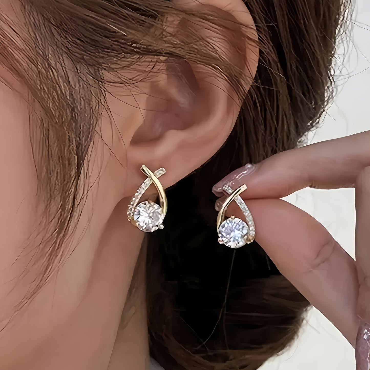 Lilou™ | Boucles d’oreilles clous croix dorée