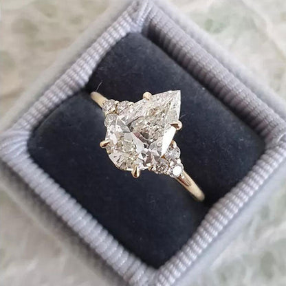 Elara™ | Bague de fiançailles poire 3 pierres