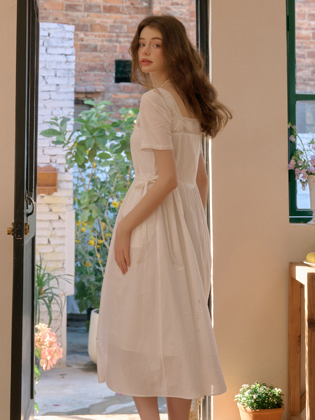 Sia™ | Robe en coton blanc brodée