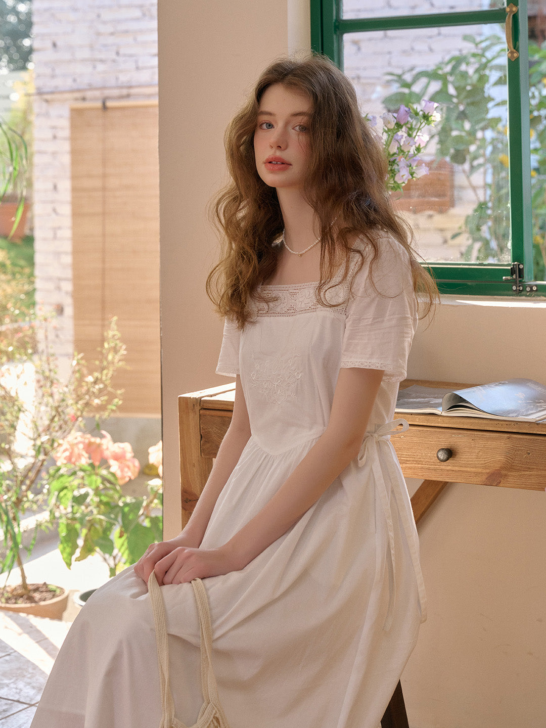 Sia™ | Robe en coton blanc brodée