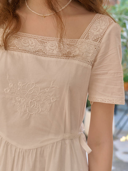Sia™ | Robe en coton blanc brodée