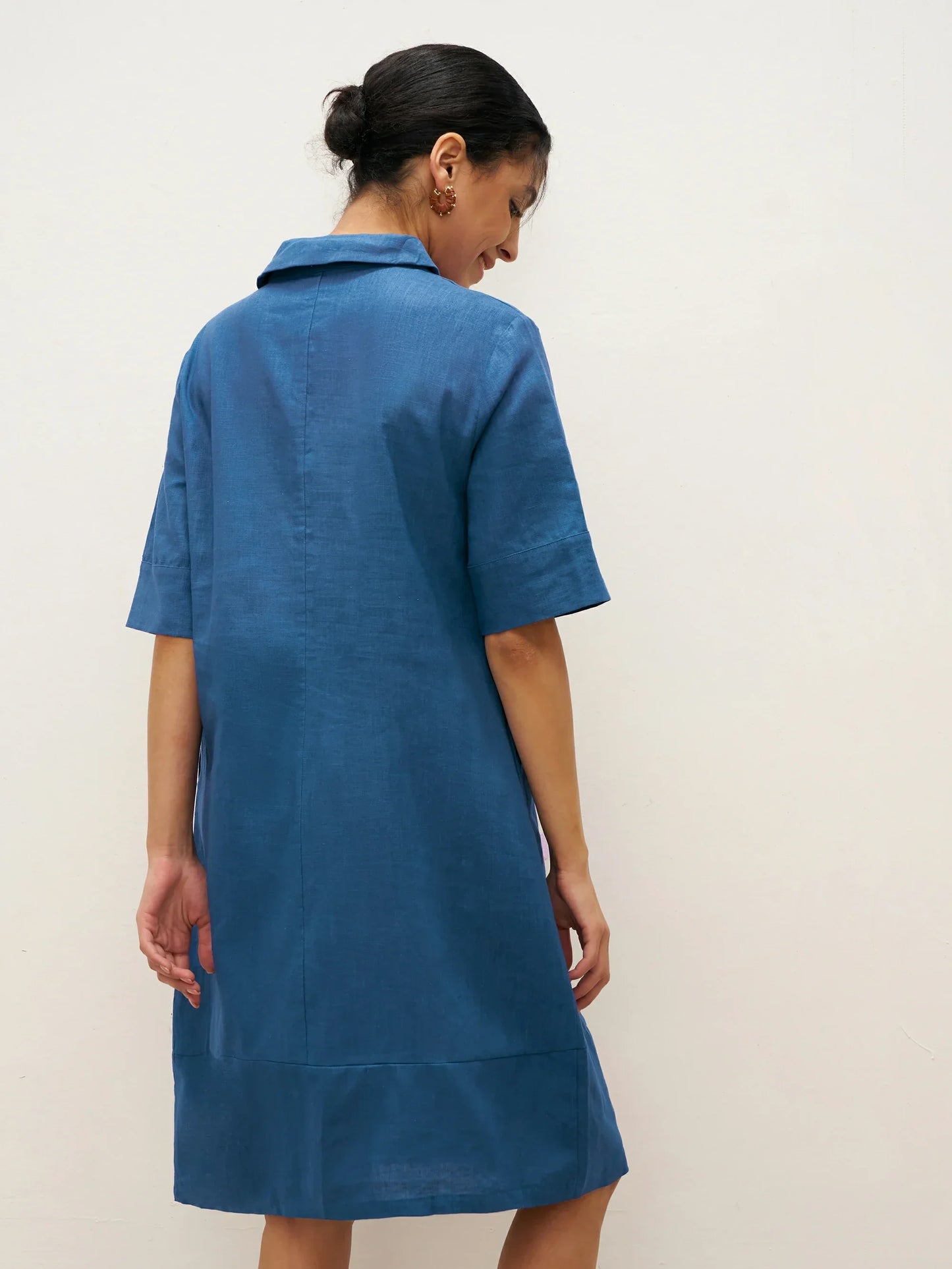 Livia™ | Robe courte en lin à col châle