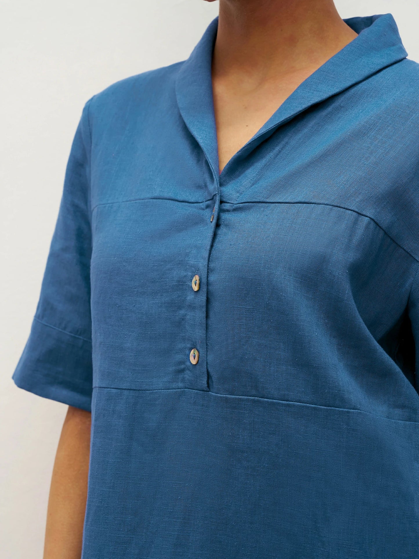 Livia™ | Robe courte en lin à col châle