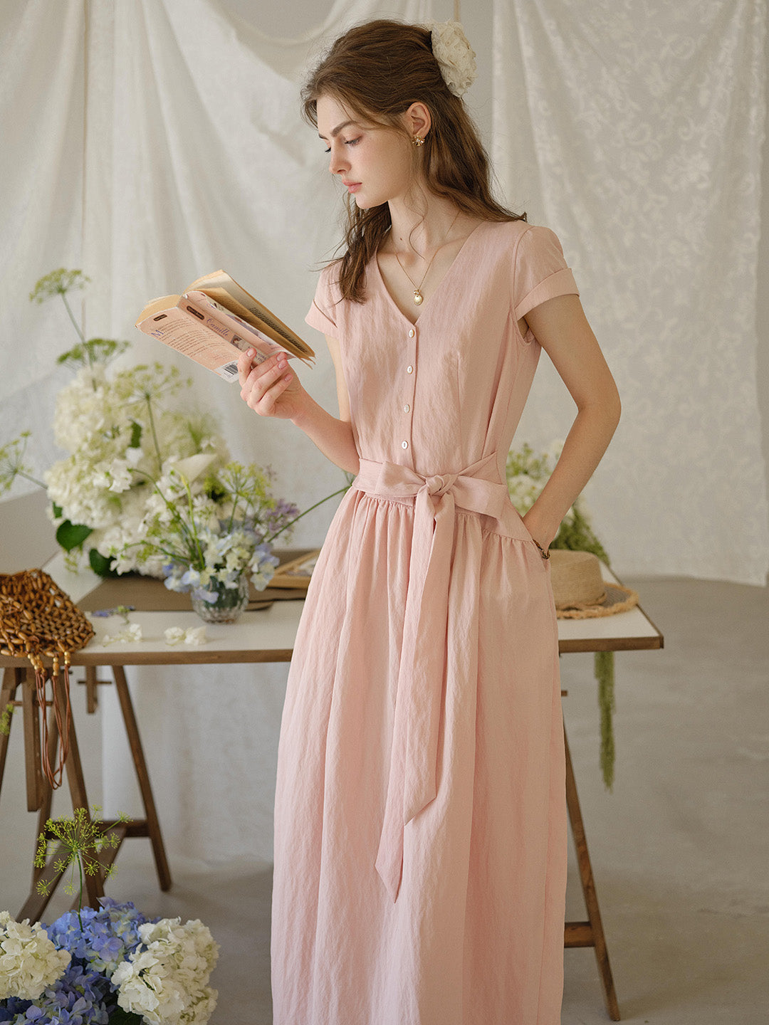 Sofia™ | Robe à col en V avec nœud