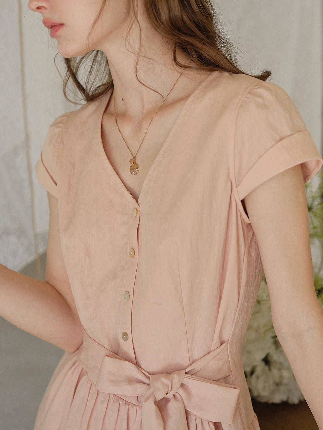 Sofia™ | Robe à col en V avec nœud