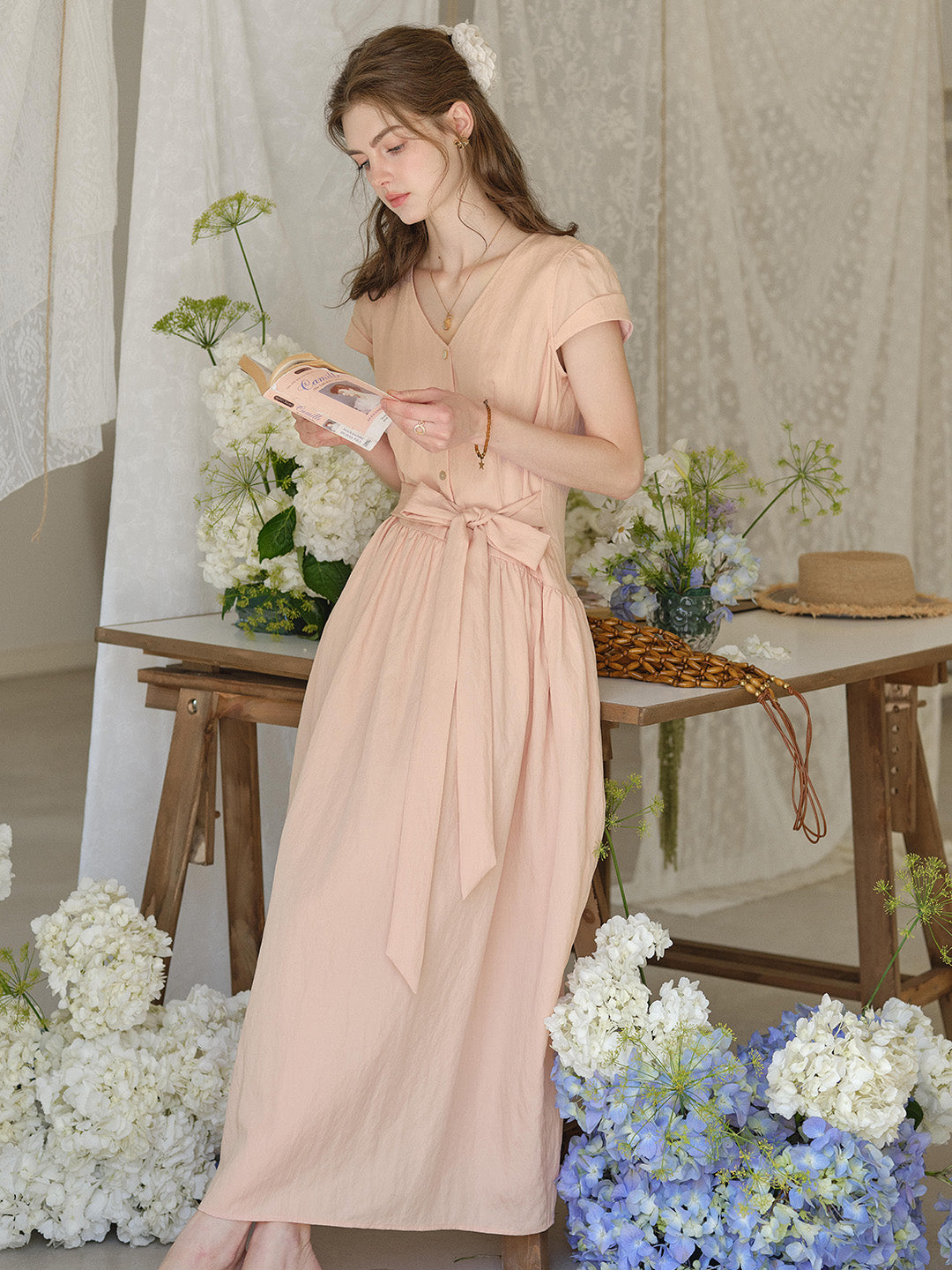 Sofia™ | Robe à col en V avec nœud