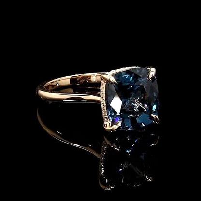 Safiya™ | Bague saphir bleu coussin or rose