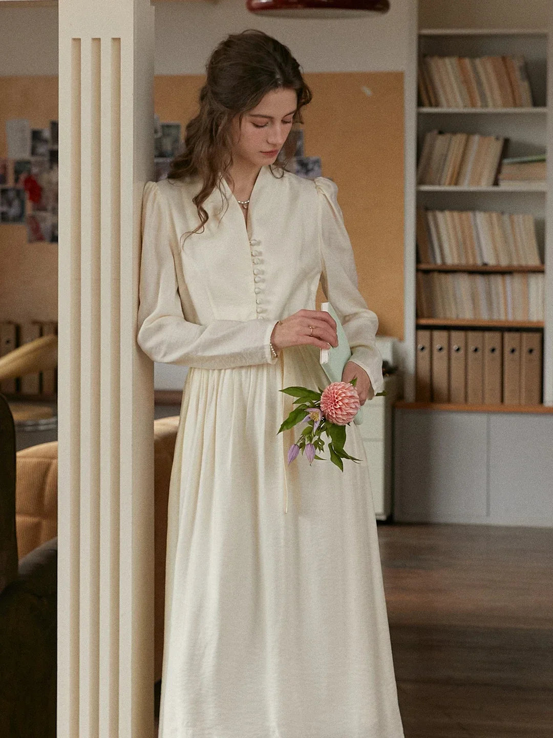 Bridget™ | Robe col V blanc cassé