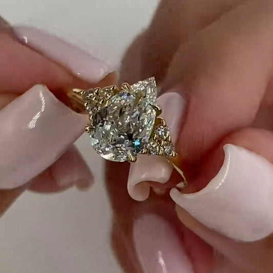 Elara™ | Bague de fiançailles poire 3 pierres