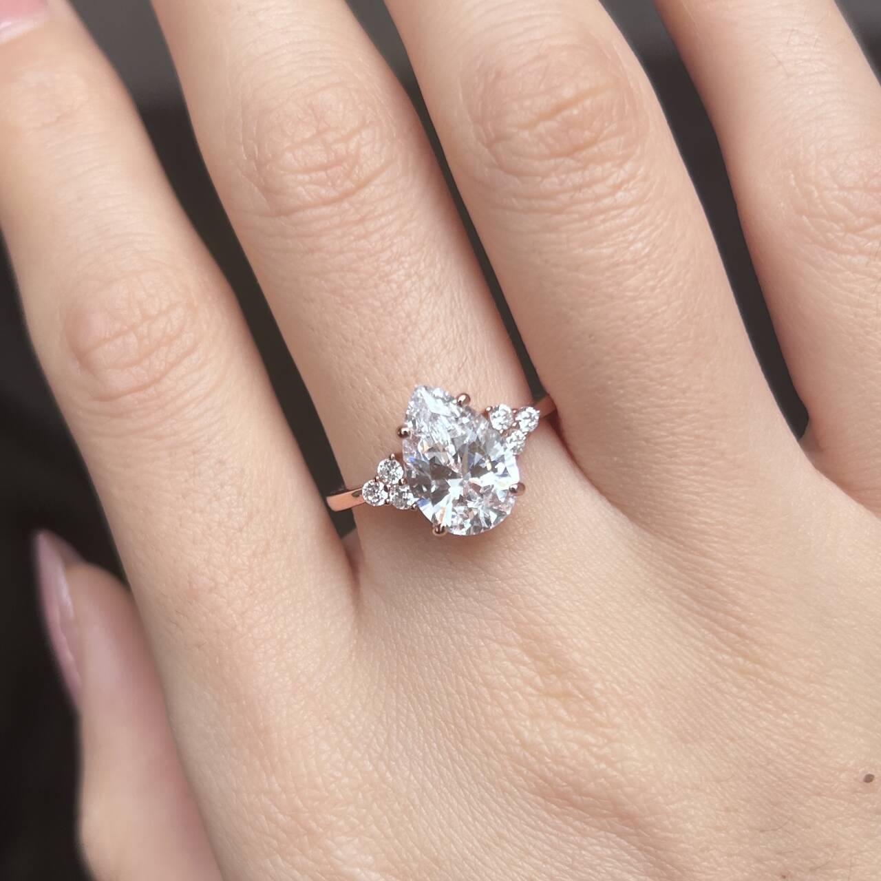 Elara™ | Bague de fiançailles poire 3 pierres