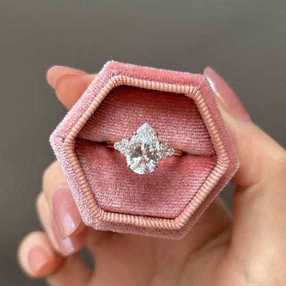Elara™ | Bague de fiançailles poire 3 pierres