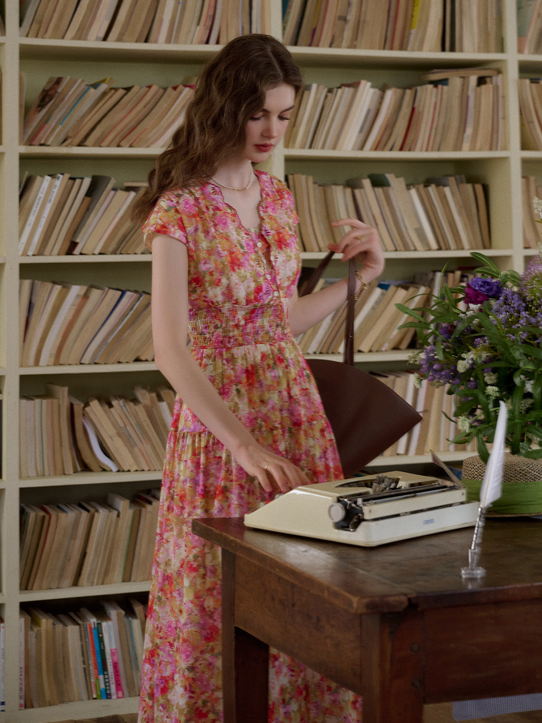 Adalyn™ | Robe à col ondulé brodée