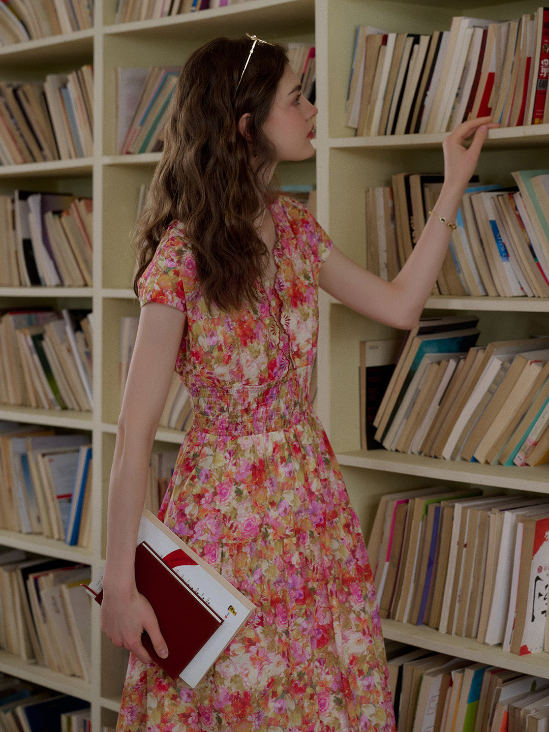 Adalyn™ | Robe à col ondulé brodée