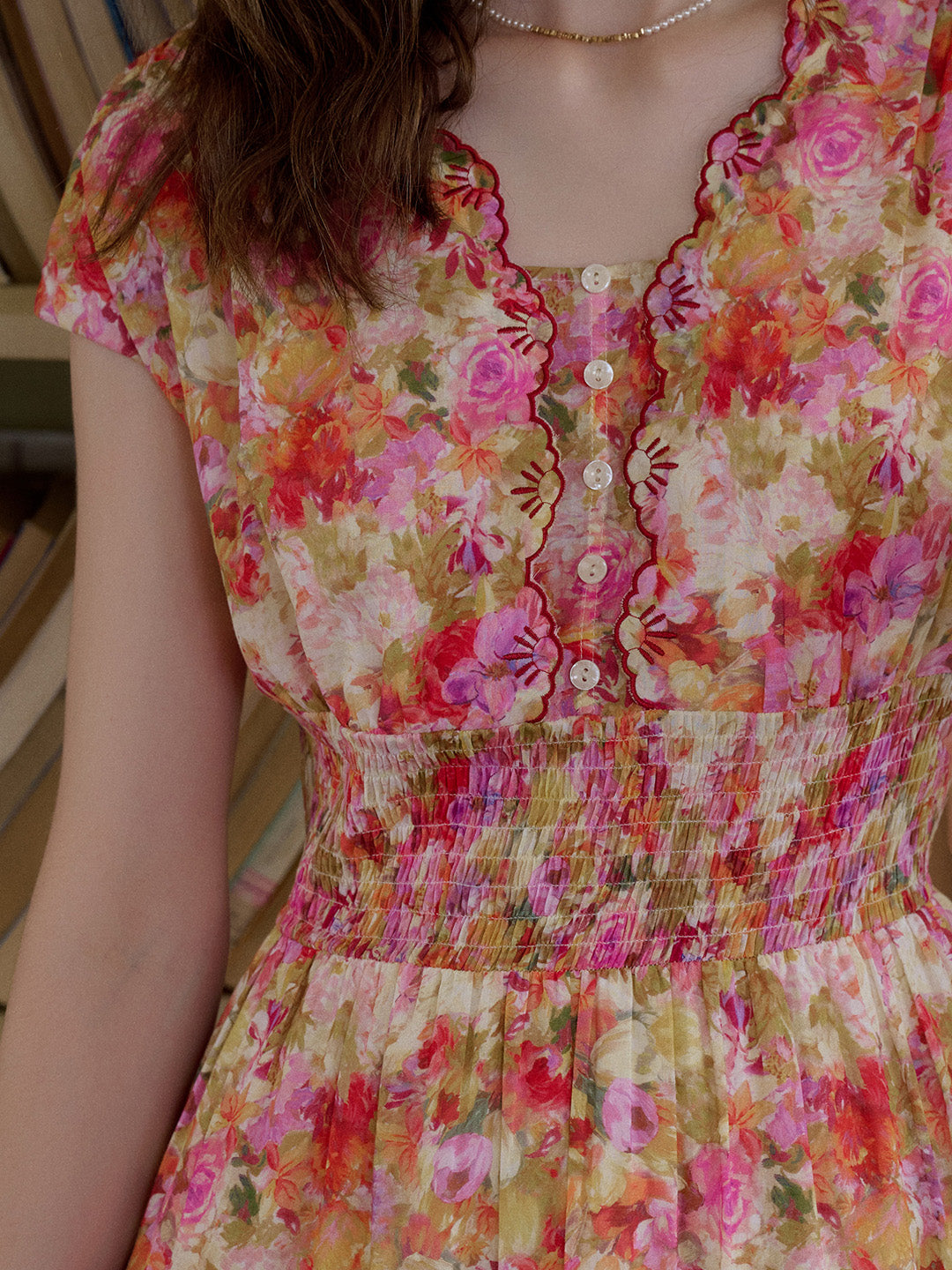 Adalyn™ | Robe à col ondulé brodée