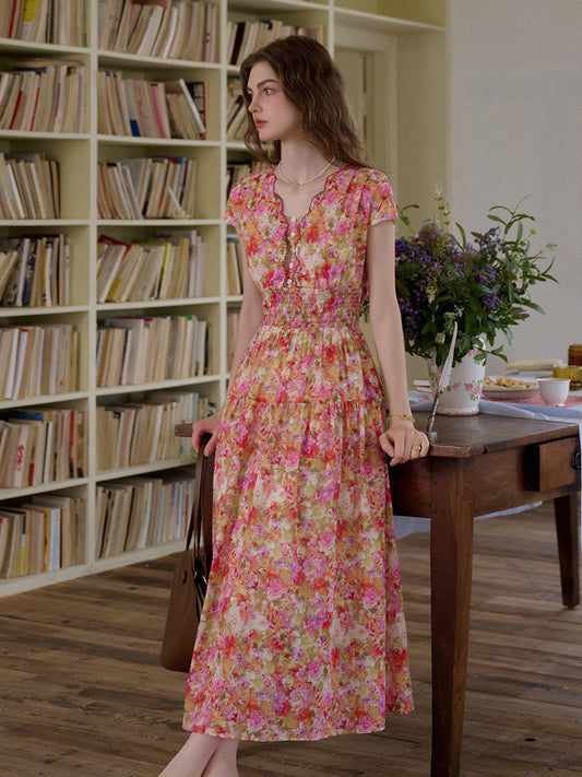 Adalyn™ | Robe à col ondulé brodée
