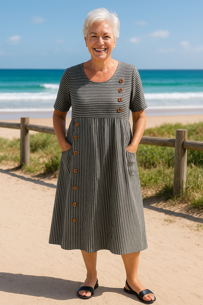 Lucille™ | Robe midi fluide à rayures avec poches et boutons décoratifs