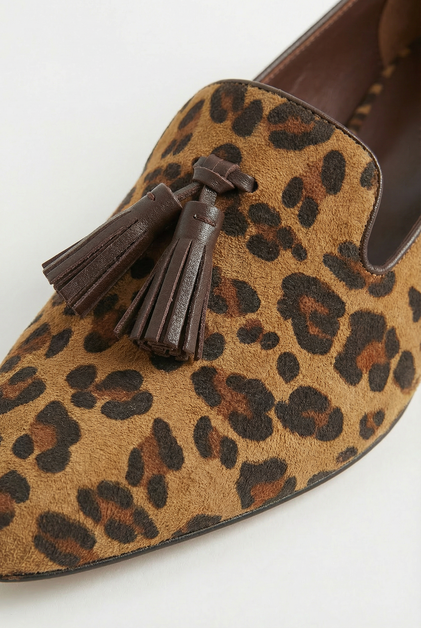 SAFARI™ | MOCASSINS ANIMALIERS À POMPONS
