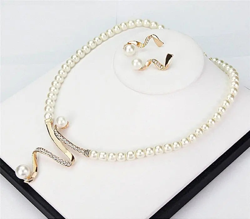 Perla™ | Ensemble collier et boucles d’oreilles en perles naturelles