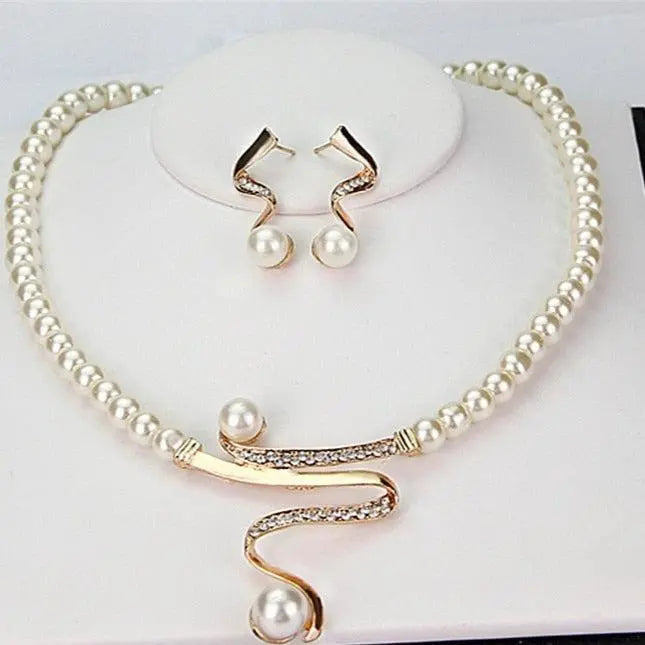 Perla™ | Ensemble collier et boucles d’oreilles en perles naturelles