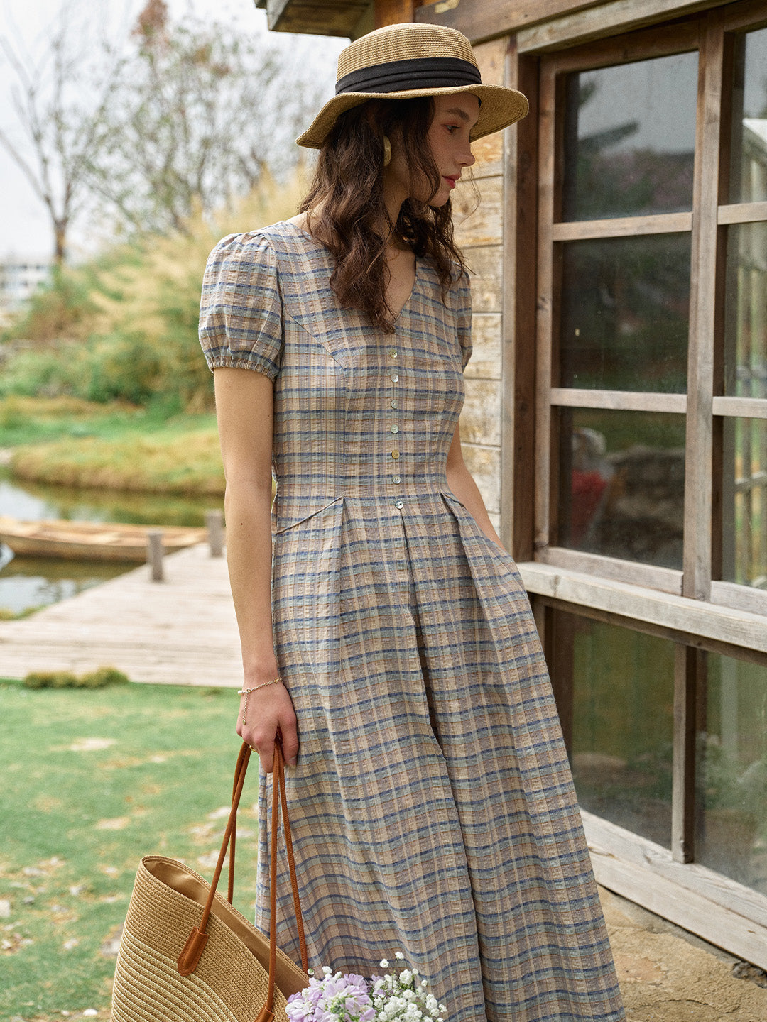 Nyra™ | Robe à col en V à carreaux