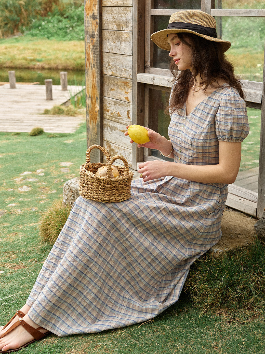 Nyra™ | Robe à col en V à carreaux