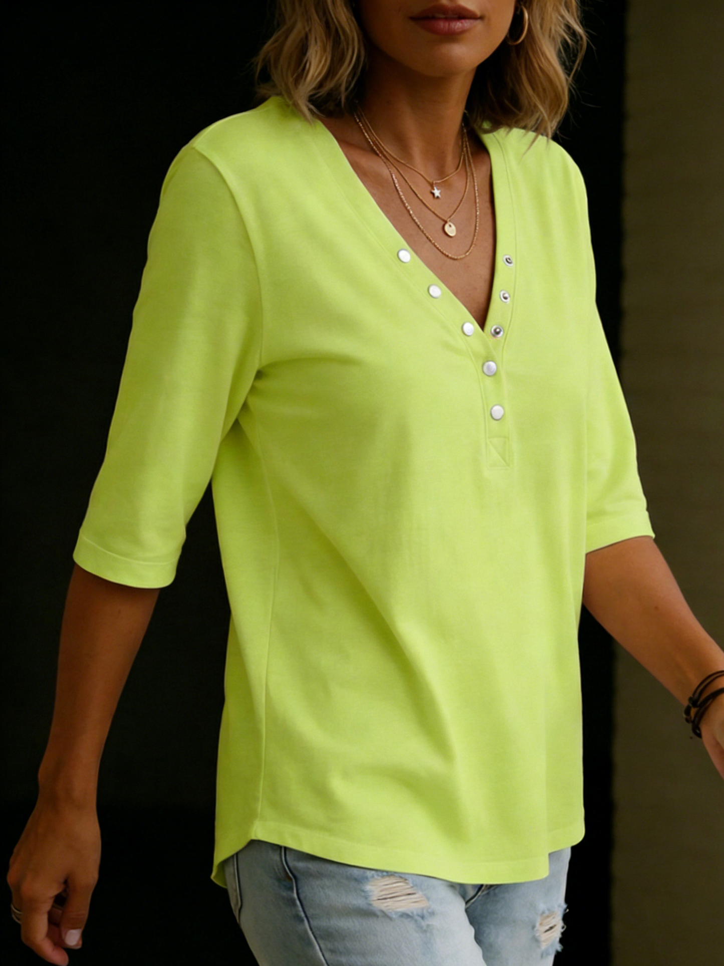 Mila™ | T-shirt col V à boutons-pression