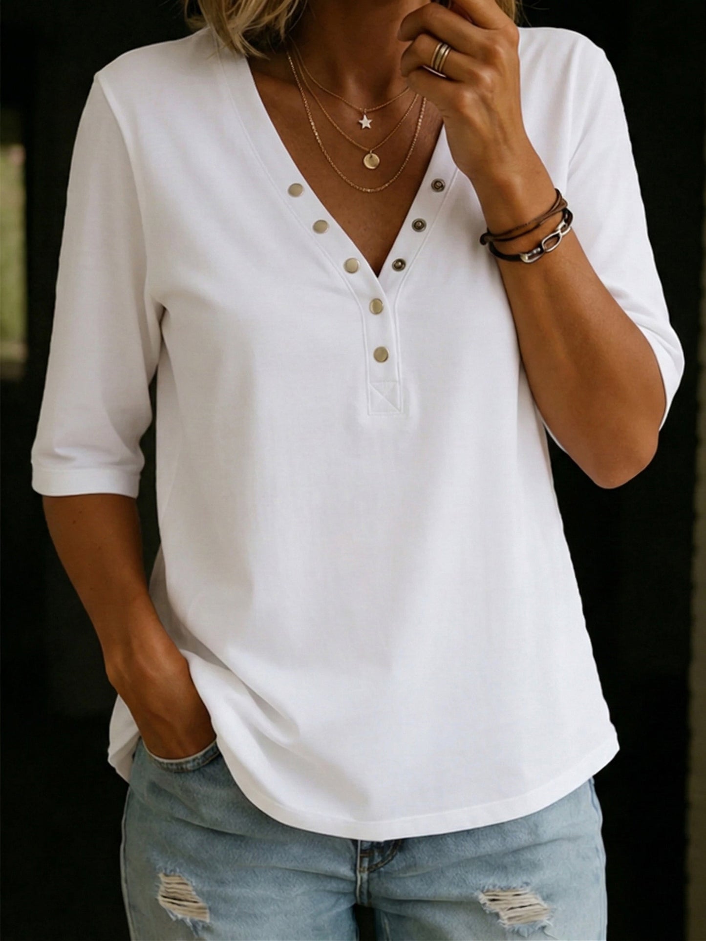 Mila™ | T-shirt col V à boutons-pression
