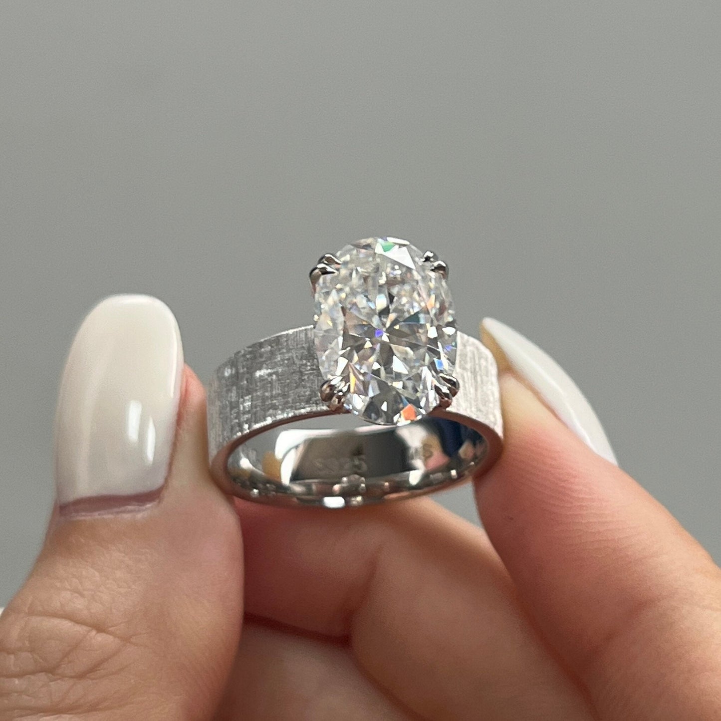 Yvonne™ | Bague de fiançailles ovale bande large