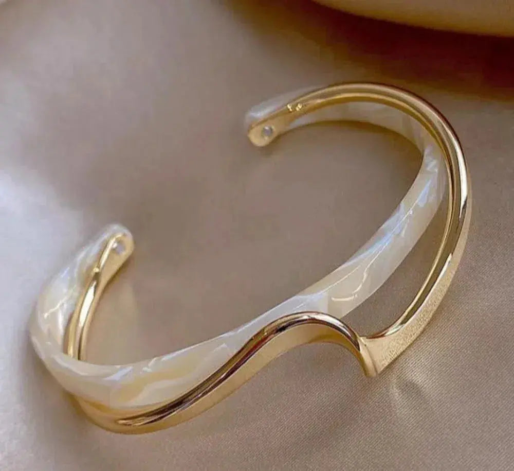 Inaya™ | Bracelet en opale blanche dorée